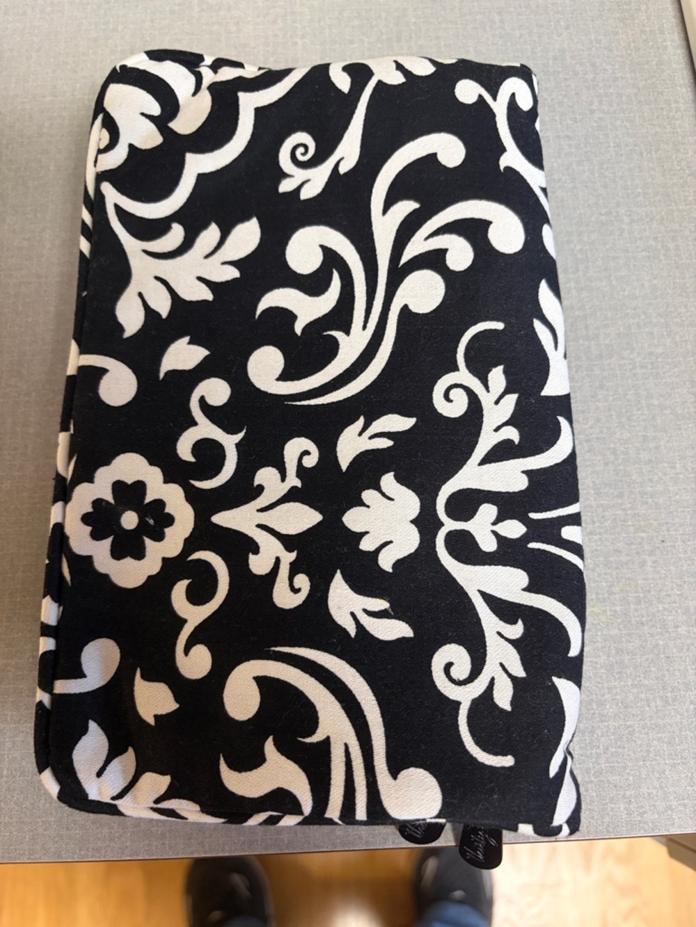 thirty-one Black & White Zip pouch with 2 zippered pockets